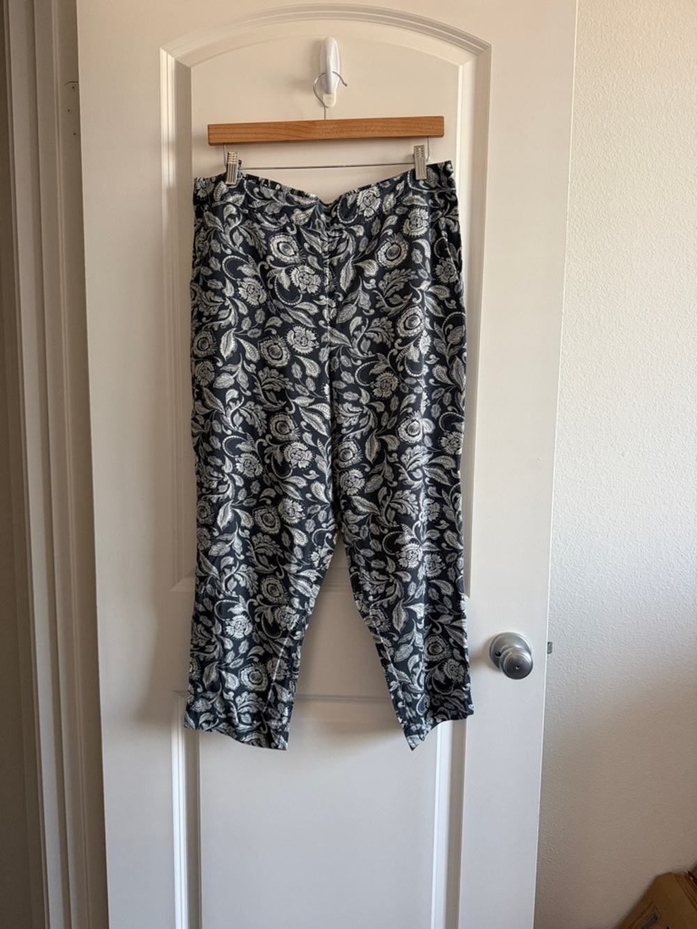 Jessica Simpson Black and Cream Paisley Cropped Pants